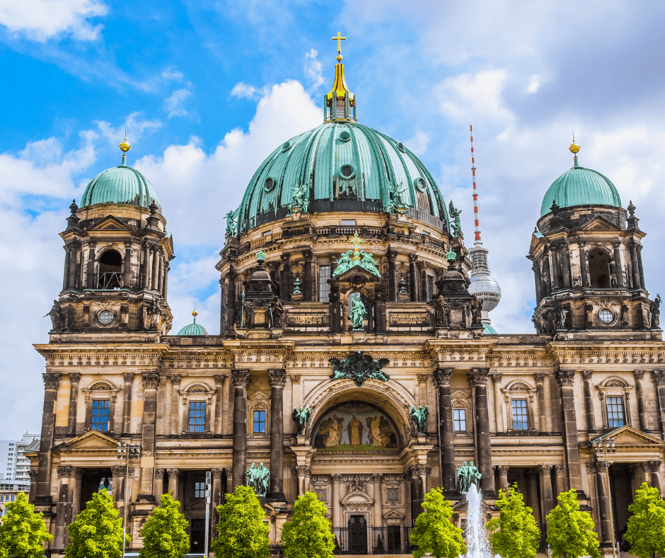 The image depicts the Berliner Dom, a large green-domed cathedral 